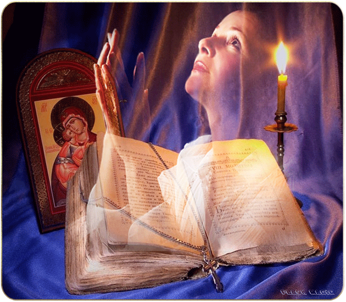 Молюсь и верю. Икона и свеча. Свеча перед иконой. Молиться Богу. Мать молится у иконы.