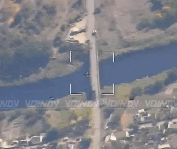 Удары крылатыми авиабомбами по мосту в Покровском. Видео: 